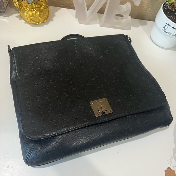 MCM BLACK EMBOSSED LEATHER MESSENGER BAG - Picture 3 of 15